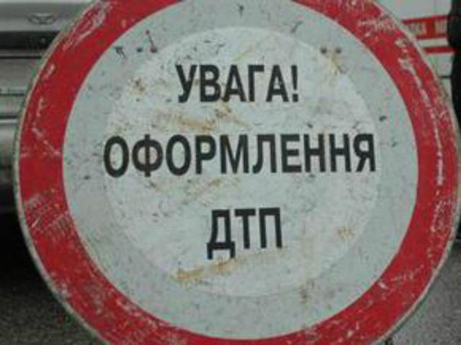 В Мариуполе грузовик свалился с моста (Видео) В Мариуполе грузовик свалился с моста (Видео)