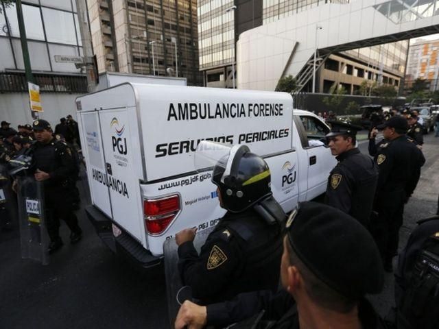В Мехико под завалами небоскреба могут быть еще 30 человек