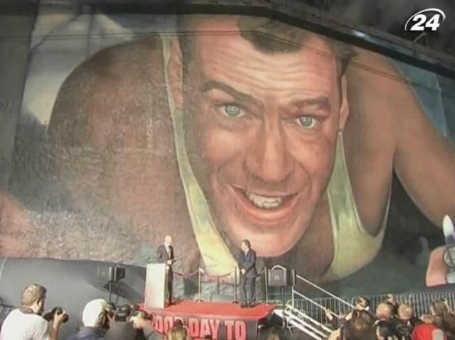 На стене студии Fox - огромная фреска с изображением "Крепкого Орешка" На стене студии Fox - огромная фреска с изображением "Крепкого Орешка"