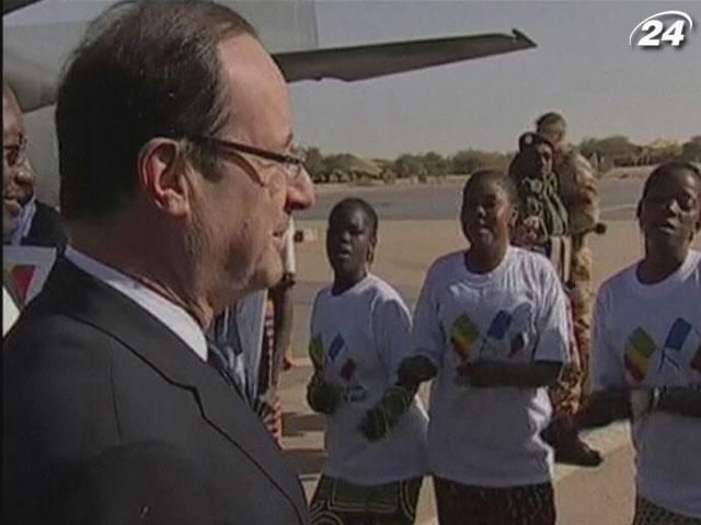 Президент Франції прибув до Малі