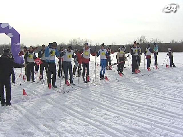 Посли у столичному парку популяризують лижний спорт Посли у столичному парку популяризують лижний спорт