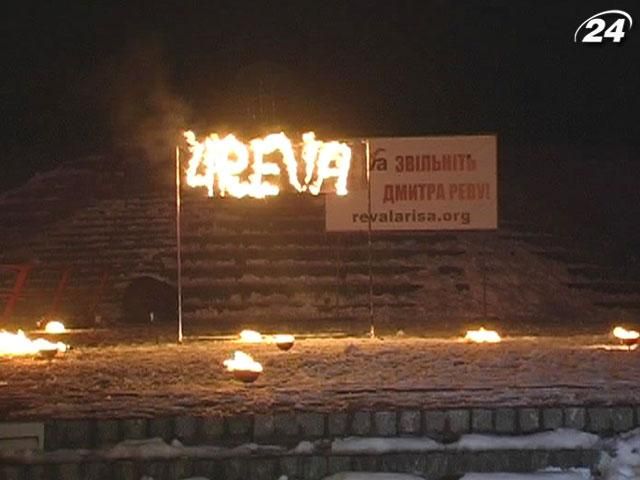 В поддержку подозреваемого во взрывах в Днепропетровске устроили фаер-шоу