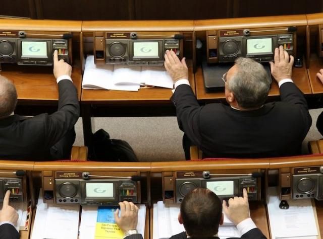 Політолог прогнозує "періодичну лихоманку" в Раді через кнопкодавство Політолог прогнозує "періодичну лихоманку" в Раді через кнопкодавство