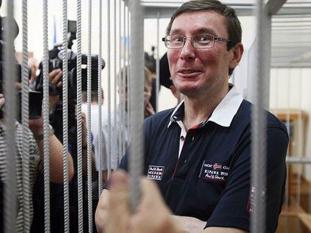 В колонии Луценко до приезда Квасьневского и Кокса побелили бордюры В колонии Луценко до приезда Квасьневского и Кокса побелили бордюры