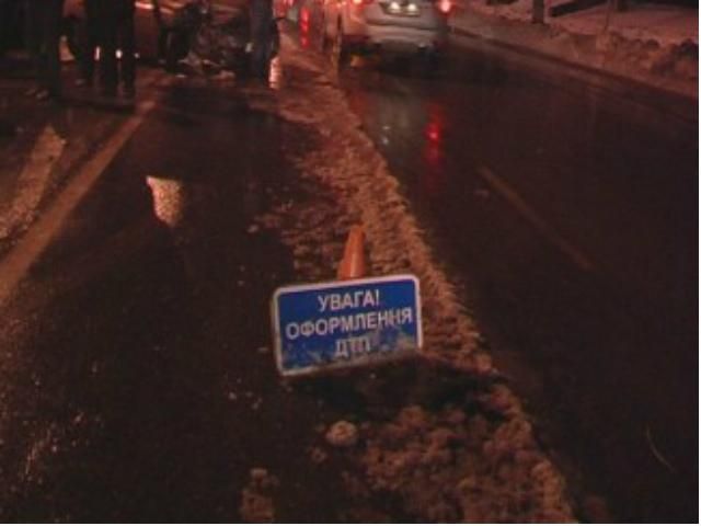 В Киеве из-за непогоды столкнулись 2 автомобиля (Фото) В Киеве из-за непогоды столкнулись 2 автомобиля (Фото)