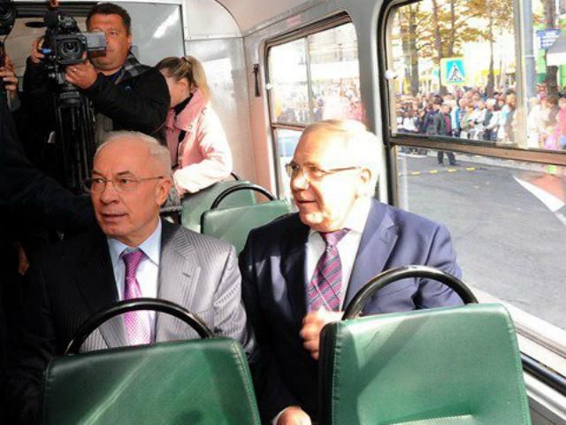 Завтра Азаров пойдет в магазин проверить цены Завтра Азаров пойдет в магазин проверить цены