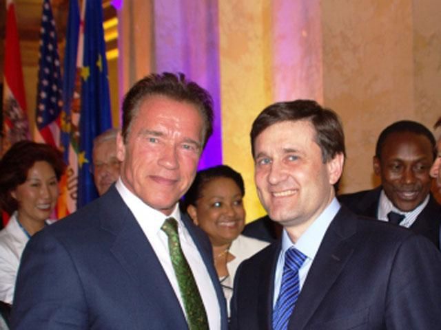 Губернатор Донецкой области подарил Шварценеггеру шахтерскую каску Губернатор Донецкой области подарил Шварценеггеру шахтерскую каску