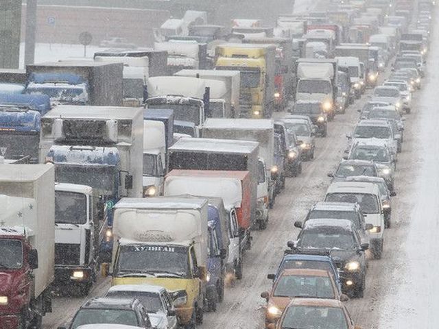 Протяженность пробок в Москве составила 3,5 тысячи километров Протяженность пробок в Москве составила 3,5 тысячи километров