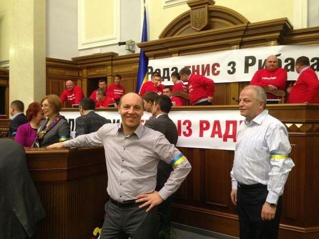 Оппозиция заблокировала трибуну Верховной Рады (Фото) Оппозиция заблокировала трибуну Верховной Рады (Фото)