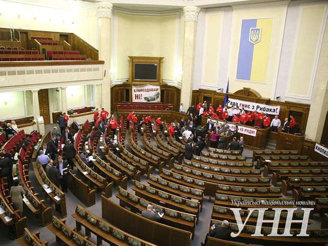 Опозиція у хорошому настрої блокує Раду і фотографується на телефони (Фото)