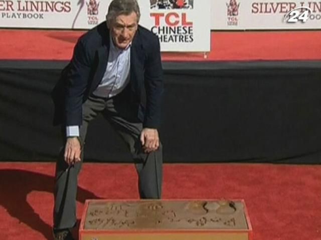 Роберт Де Ниро оставил отпечатки рук и ног на Аллее славы Роберт Де Ниро оставил отпечатки рук и ног на Аллее славы