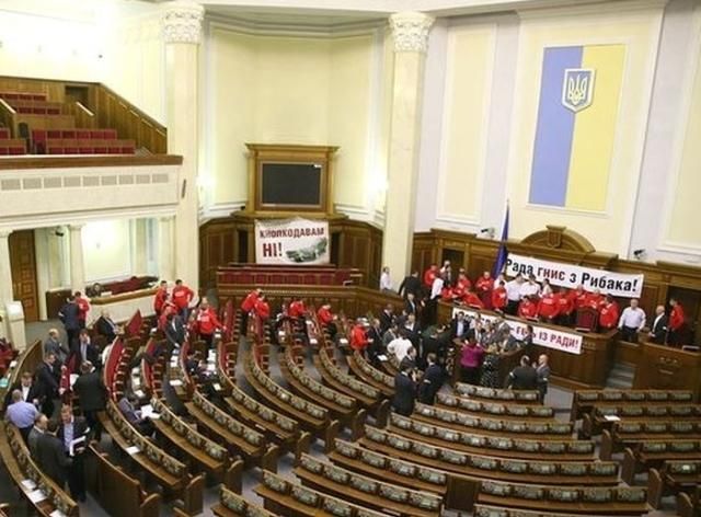 У Раді залишились майже 100 опозиціонерів та десяток журналістів