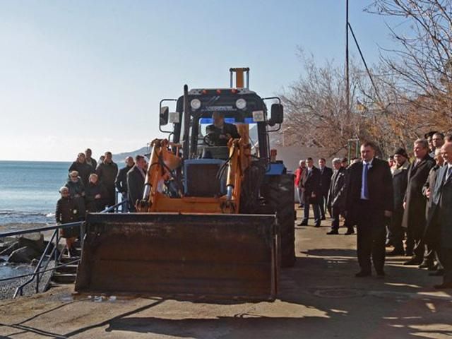 Могильов покатався на тракторі і поламав ворота на пляж (Фото)