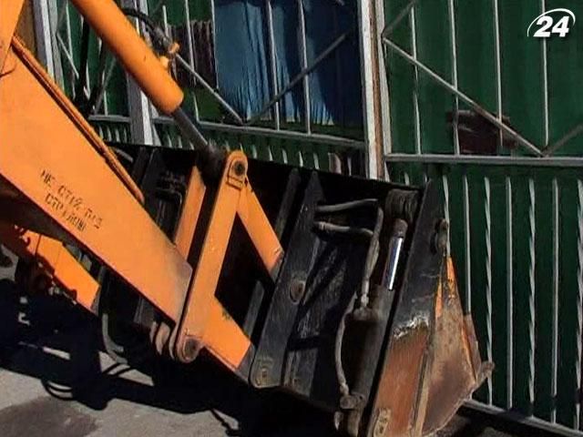 У Криму очищати набережні від незаконних забудов взялись бульдозерами