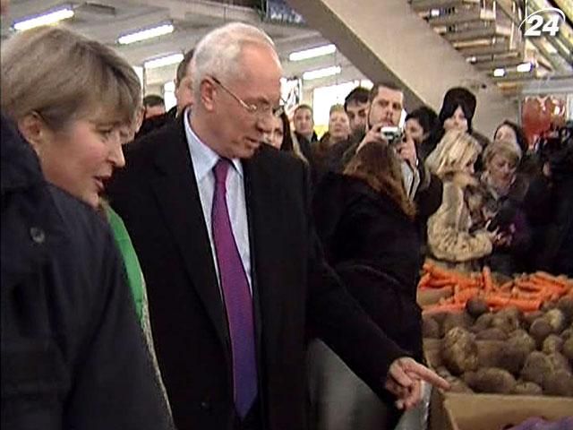 Николай Азаров "проинспектировал" один из киевских супермаркетов Николай Азаров "проинспектировал" один из киевских супермаркетов