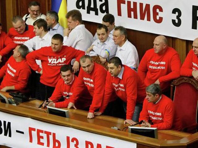 Депутати провели ніч у Раді, кажуть, що зупинятися не збираються Депутати провели ніч у Раді, кажуть, що зупинятися не збираються