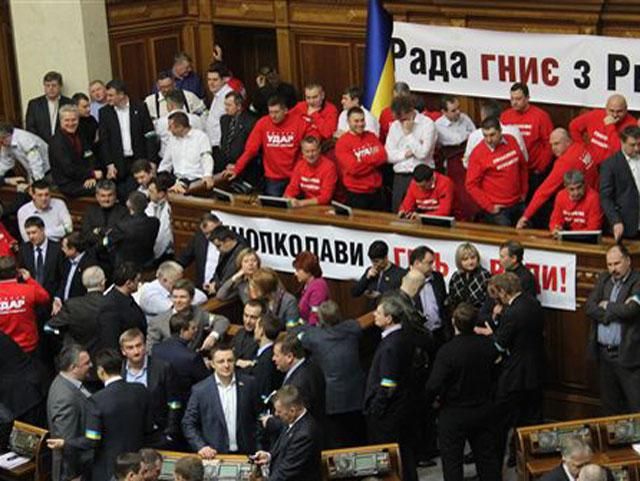 Политолог: Блокируя Раду, оппозиция работает против евроинтеграции