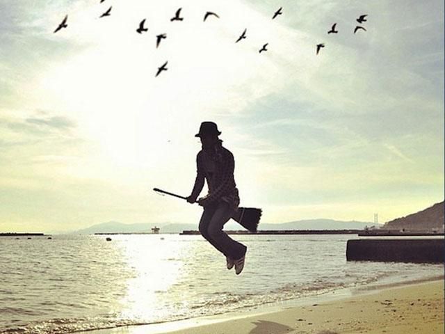 Японський дизайнер літає на мітлі Японський дизайнер літає на мітлі