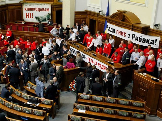 Опозиція має намір знову ночувати в Раді, підписи за відставку Рибака – зібрані