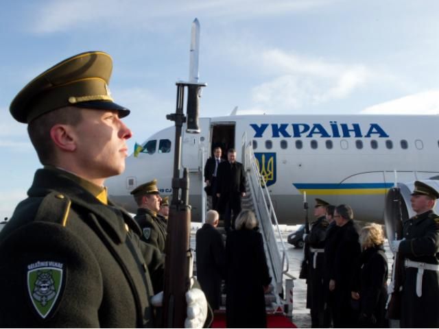 Президент прибыл в Литву (Фото) Президент прибыл в Литву (Фото)