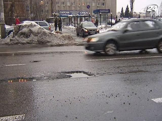 Азаров: Українські автошляхи - в критичному стані Азаров: Українські автошляхи - в критичному стані