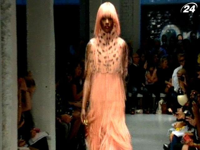 Чарли Ле Минду - экспериментатор с волосами Чарли Ле Минду - экспериментатор с волосами