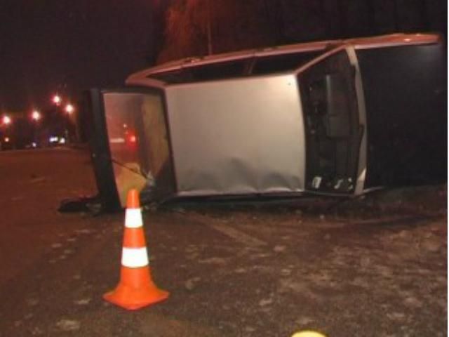 ДТП в Киеве: легковушка перевернулась на асфальте несколько раз (Фото) ДТП в Киеве: легковушка перевернулась на асфальте несколько раз (Фото)