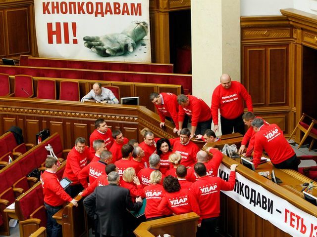 10 УДАРовцев блокируют трибуну Рады 10 УДАРовцев блокируют трибуну Рады