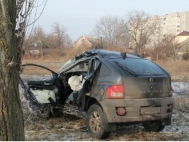 На Полтавщине машина врезалась в дерево: водитель погиб