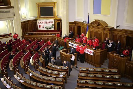 Оппозиционные фракции снова блокируют трибуну (Фото) Оппозиционные фракции снова блокируют трибуну (Фото)