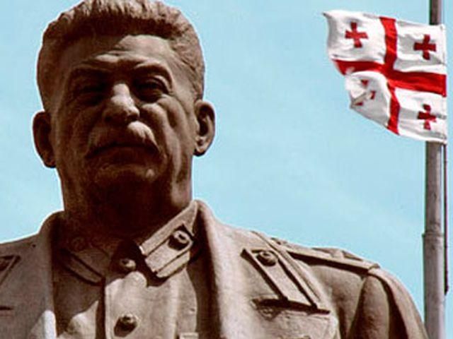 У Грузії пам'ятник Сталіну розмалювали рожевою фарбою