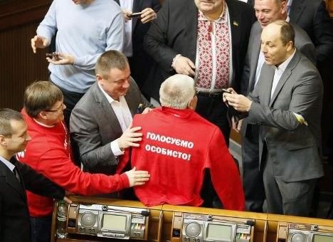 Чечетов у светрі "Голосуємо особисто" викликав сміх та оплески Чечетов у светрі "Голосуємо особисто" викликав сміх та оплески