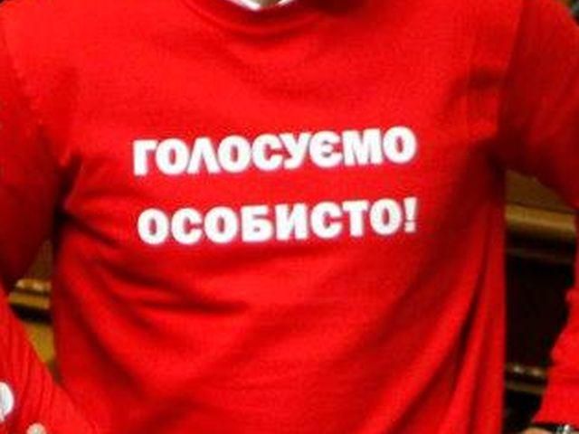 Чечетов в свитере "Голосуем лично" вызвал смех и аплодисменты Чечетов в свитере "Голосуем лично" вызвал смех и аплодисменты