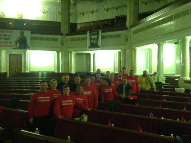 Сегодня ночью в Раде дежурили 24 нардепа-оппозиционера (Фото) Сегодня ночью в Раде дежурили 24 нардепа-оппозиционера (Фото)