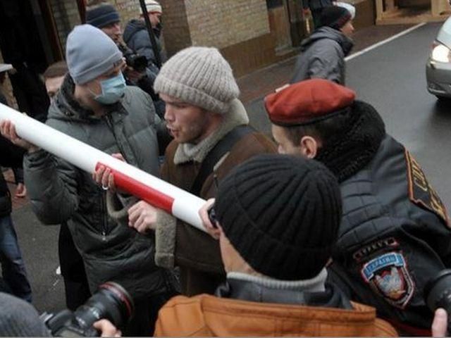 В охоронця Київради після сутичок зі свободівцями – струс мозку В охоронця Київради після сутичок зі свободівцями – струс мозку