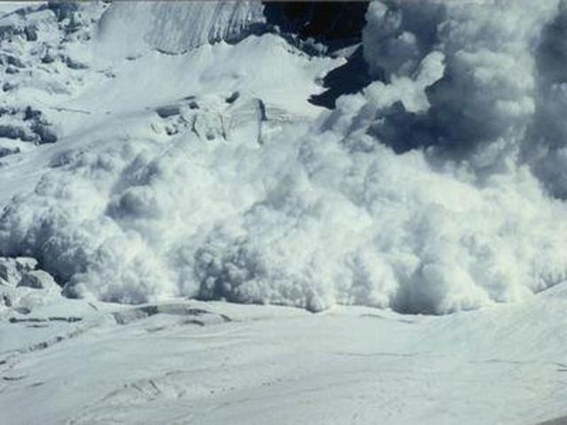 В Карпатах сошла огромная лавина В Карпатах сошла огромная лавина