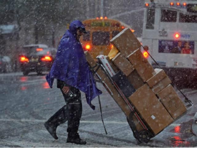 К Нью-Йорку приближается мощный снежный ураган "Немо" К Нью-Йорку приближается мощный снежный ураган "Немо"