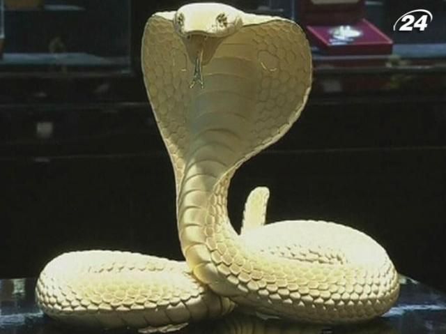 Накануне Нового года в Китае раскупают золотые фигурки змеи