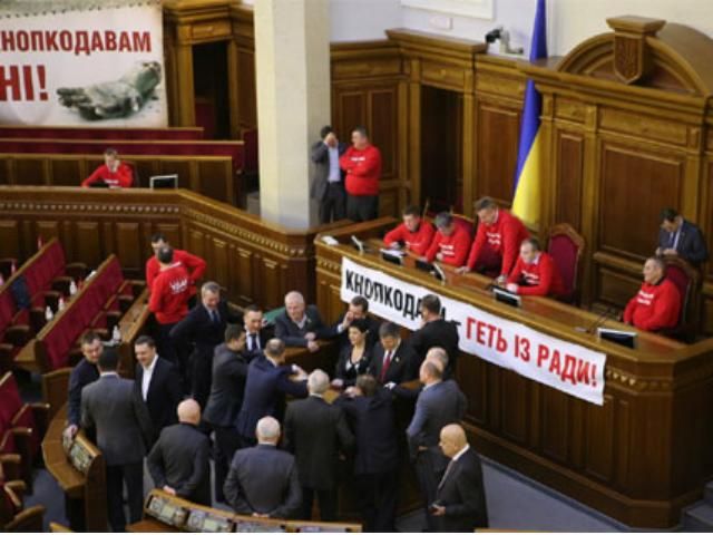 Опозиція четвертий день тримає Раду в облозі (Фото)