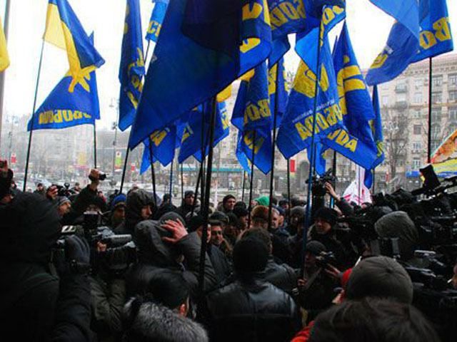 Під будівлею КМДА близько 200 мітингувальників Під будівлею КМДА близько 200 мітингувальників