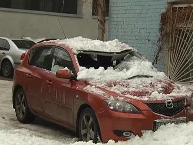 У центрі столиці снігова брила розчавила автомобіль (Фото)