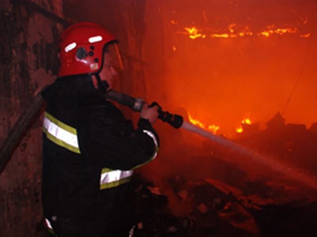 У Львові згорів гараж разом з автомобілем У Львові згорів гараж разом з автомобілем