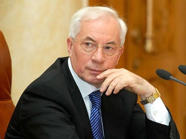 Азаров знову спихнув все на попередників Азаров знову спихнув все на попередників