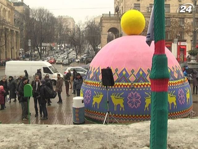 В столице появилась 6-метровая вязаная шапка