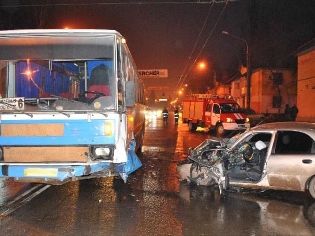 На Днепропетровщине легковушка врезалась в автобус, есть пострадавшие