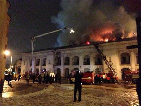 Горів Гостиний двір у Києві: Поділ у диму (Фото. Відео)