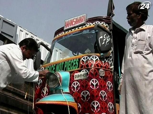 У Пакистані місцеві авто розмальовують закликами до миру