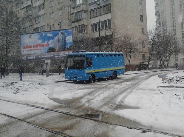 Комментарии: "Беркутовцы" возле Лукьяновского СИЗО ждут Тимошенко
