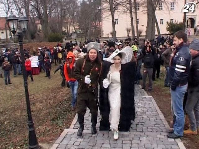 На байкерському з’їзді в Ужгороді відгуляли весілля На байкерському з’їзді в Ужгороді відгуляли весілля