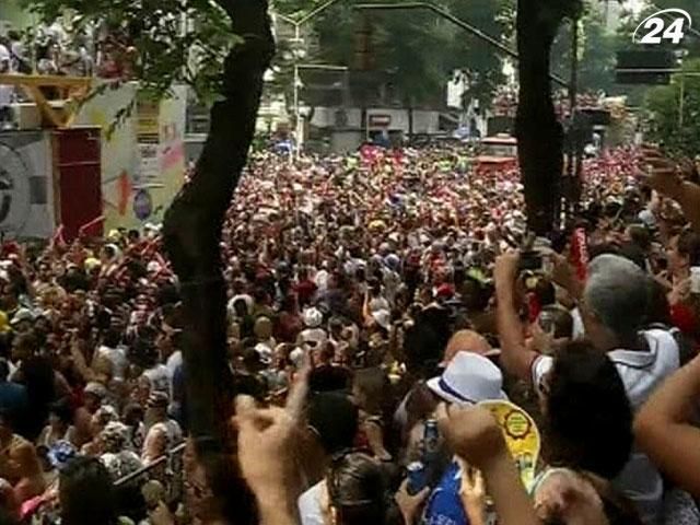 На карнавале в Рио одновременно танцевали полмиллиона человек